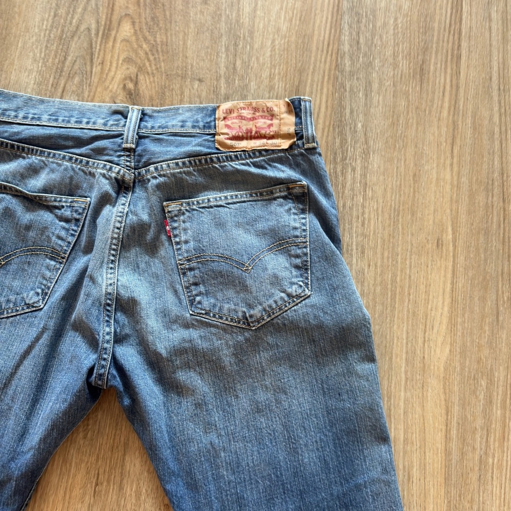 Levis 501 Original Fit Mens Jeans 34x30 Medium Wash Blue Button Fly Straight Leg - Picture 5 of 11
